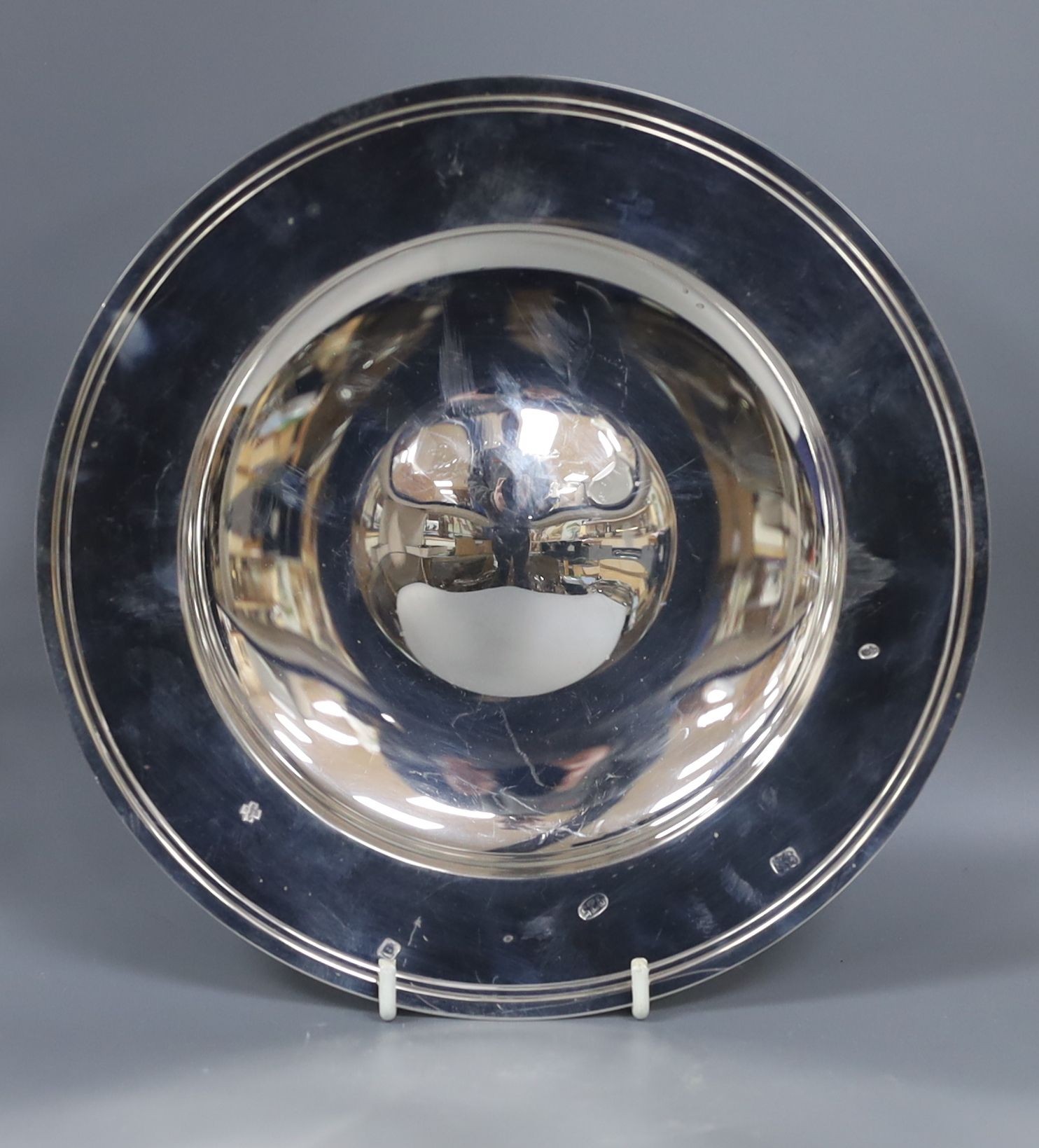 A cased modern silver armada dish by Asprey & Garrard, London, 2000, 22.2cm, 15.5oz.